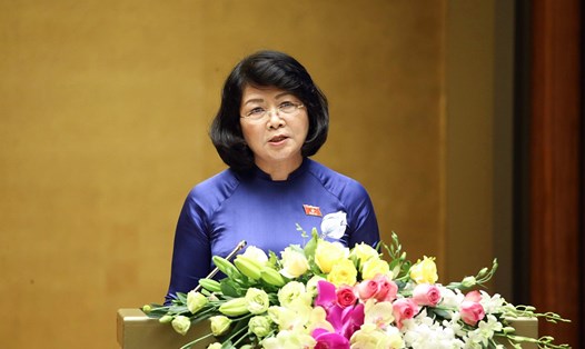 Phó Chủ tịch Nước Đặng Thị Ngọc Thịnh trình bày Tờ trình. Ảnh Quochoi.vn