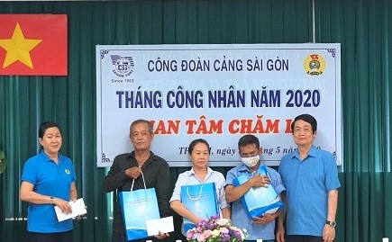 Lãnh đạo Công đoàn Tổng Công ty Hàng hải Việt Nam tặng quà CNLĐ có hoàn cảnh khó khăn. Ảnh: CĐHHVN