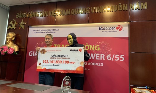 Ông H.N nhận giải thưởng Jackpot của Vietlott trị giá hơn 192 tỉ đồng. Ảnh Lâm Anh