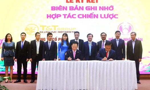 Ông Đỗ Quang Hiển, Chủ tịch HĐQT kiêm Tổng Giám đốc Tập đoàn T&T Group và ông Nguyễn Văn Dương, Chủ tịch UBND tỉnh Đồng Tháp tiến hành ký kết thỏa thuận hợp tác chiến lược toàn diện