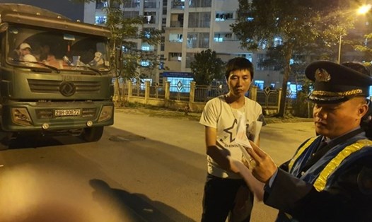 Thanh tra giao thông xử lý một tài xế lái xe quá tải ở Hà Nội. Ảnh: Minh Hạnh.