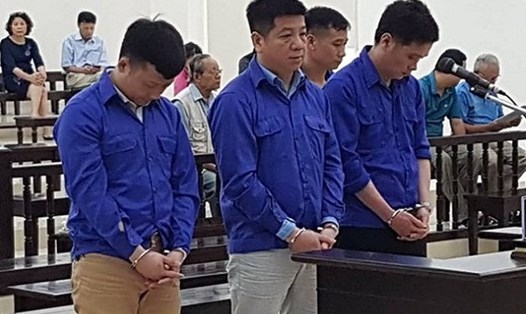Lâm Hữu Sơn (hàng trên cùng, thứ 2, từ trái qua) tại một phiên tòa sơ thẩm. Ảnh: Việt Dũng.