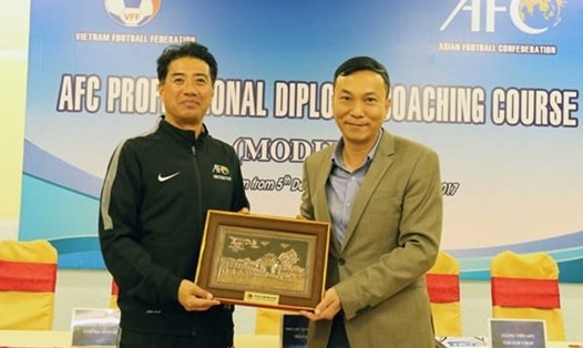 Yusuke Adachi (trái) có thể nhận mức lương 20.000USD/tháng khi làm Giám đốc kỹ thuật cho Liên đoàn Bóng đá Việt Nam. Ảnh: VFF