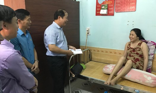 Ông Vũ Anh Minh, Bí thư Đảng ủy, Chủ tịch Hội đồng thành viên Tổng Cty Đường sắt Việt Nam thăm và tặng quà cho người lao động bị tai nạn lao động ở Đà Nẵng nhân Tháng Công nhân 2020. Ảnh: Tường Minh