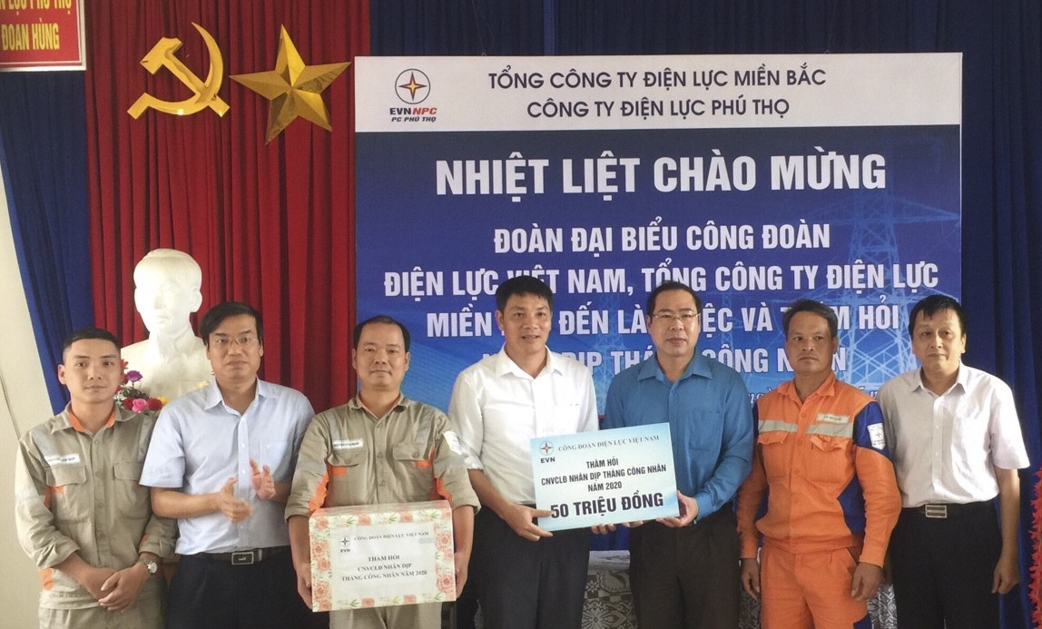 Phó Chủ tịch Công đoàn Điện lực Việt Nam Đỗ Đức Hùng (thứ 3 từ phải sang) tặng quà công nhân Điện lực Phú Thọ. Ảnh: Đắc Cường
