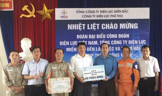 Phó Chủ tịch Công đoàn Điện lực Việt Nam Đỗ Đức Hùng (thứ 3 từ phải sang) tặng quà công nhân Điện lực Phú Thọ. Ảnh: Đắc Cường