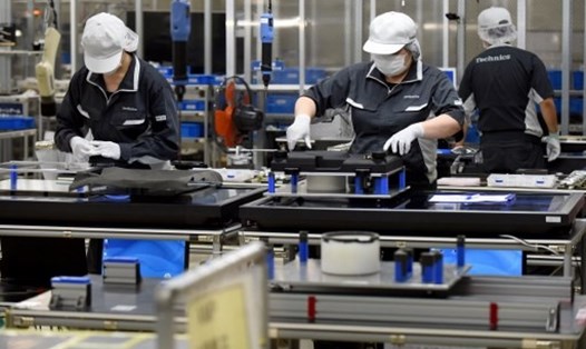 Công nhân nhà máy của Panasonic ở Utsunomiya, cách Tokyo 100km. Ảnh: AFP.