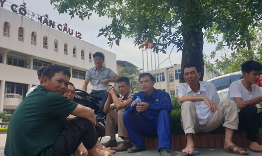 10 công nhân xây cầu đã nghỉ việc ở Công ty cổ phần Cầu 12 đến trụ sở công ty đòi thanh toán tiền lương và BHXH ngày 16.5. Ảnh: Trần Tuấn.
