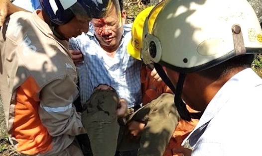 Nhân viên Công ty điện lực Bắc Kạn giúp đỡ người bị tai nạn giao thông. Ảnh: Nguyễn Lương