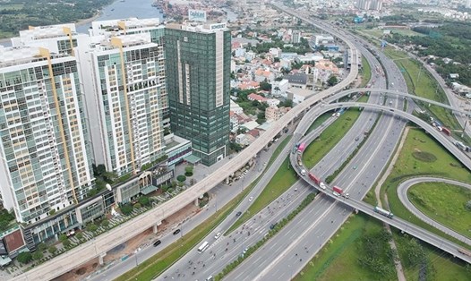 Khu Đông Thành phố Hồ Chí Minh có tuyến metro số 1 (Bến Thành - Suối Tiên) chạy dọc xa lộ Hà Nội dự kiến hoàn thành cuối năm 2021. Ảnh: CAO THẮNG