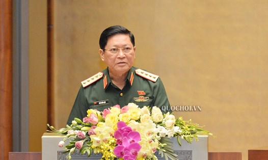 Bộ trưởng Bộ Quốc phòng Ngô Xuân Lịch, thừa ủy quyền của Thủ tướng Chính phủ trình bày Tờ trình về Dự án Luật Biên phòng Việt Nam. Ảnh Quốc hội