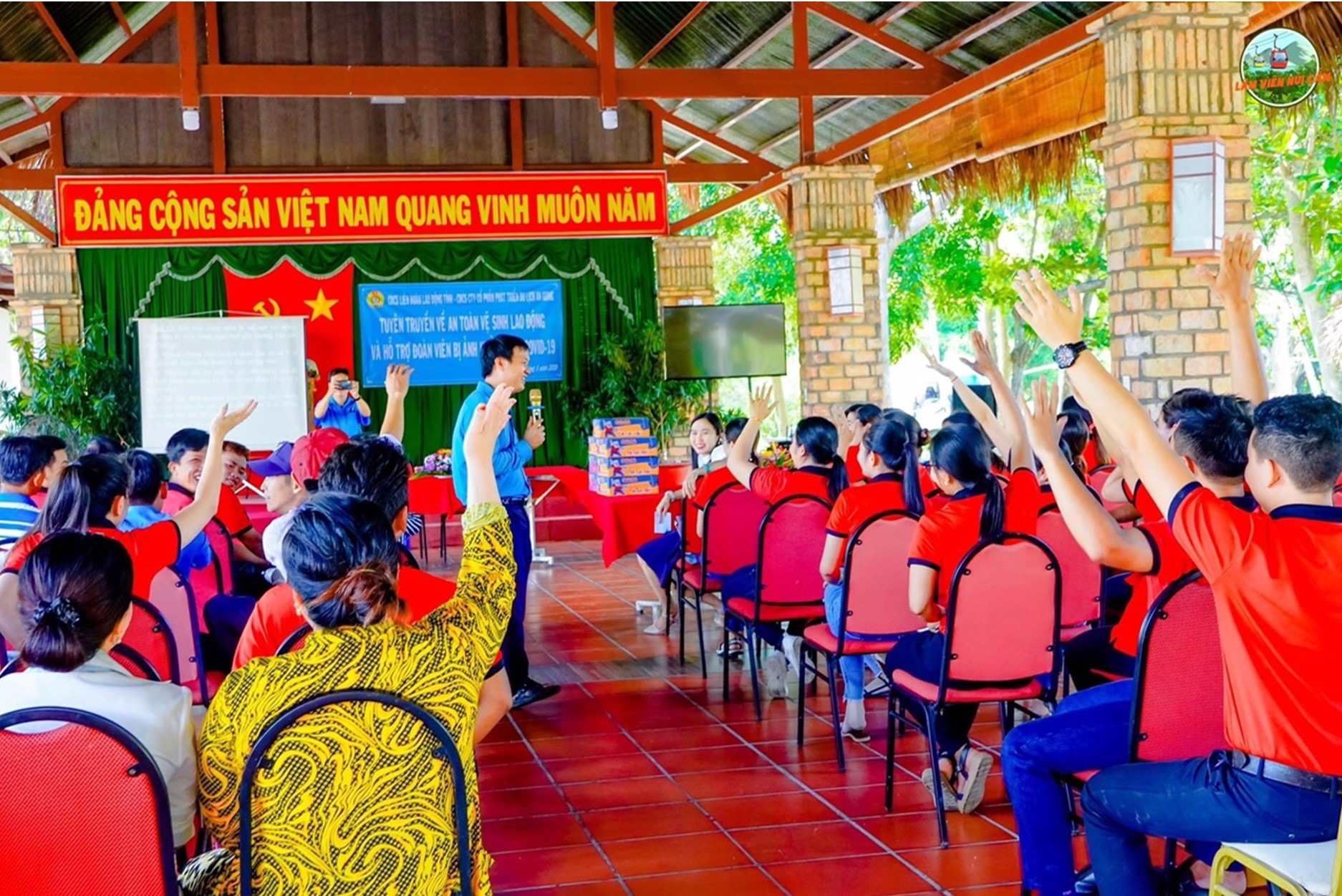 CĐCS Công ty CP phát triển du lịch phối hợp tổ chức tuyên truyền pháp luật về an toàn vệ sinh lao động lồng ghép gameshow tạo sự thích thú cho đoàn viên, người lao động. Ảnh: Tuyết Như