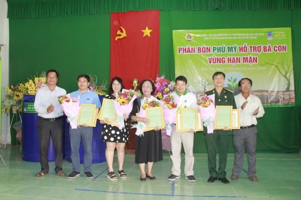 Hỗ trợ bà con vùng hạn mặn. Ảnh: CĐ Dầu khí
