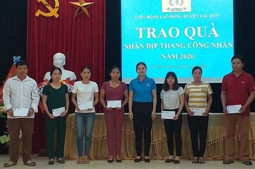 Lãnh đạo Liên đoàn Lao động huyện Lạc Sơn trao quà cho công nhân lao động khó khăn. Ảnh: Bạch Tuyết