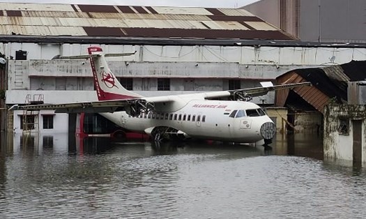 Nước ngập sân bay quốc tế Netaji Subhas Chandra Bose, Ấn Độ. Ảnh: AFP