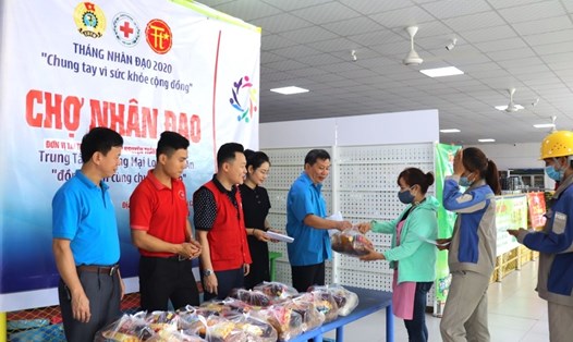Phiên chợ nghĩa tình cho công nhân và đoàn viên trên địa bàn tỉnh Tuyên Quang. Ảnh: Thanh Hải