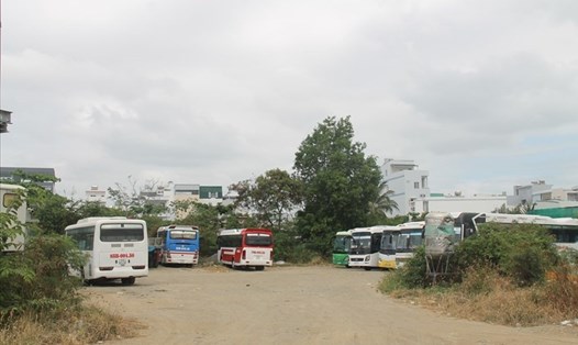 Trong khi chờ xây dựng các bãi đỗ xe, tại Nha Trang mọc lên nhiều bãi xe tự phát. Ảnh: Nhiệt Băng