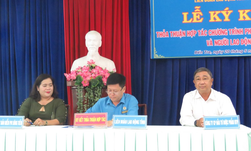 Lãnh đạo LĐLĐ tỉnh Bến Tre ký thỏa thuận với các đối tác. Ảnh: T.Q