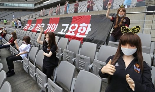 Đội bóng FC Seoul nhận án phạt kỉ lục 100 triệu won vì sử dụng "búp bê người lớn" để lấp chỗ trống trên khán đài. Ảnh: Yonhap