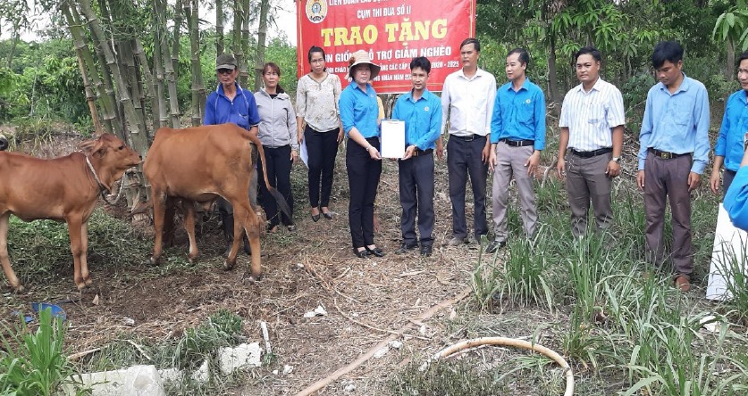 Bà Đinh Thị Mỹ Hạnh-Chủ tịch LĐLĐ huyện trao hỗ trợ con giống cho các hộ
