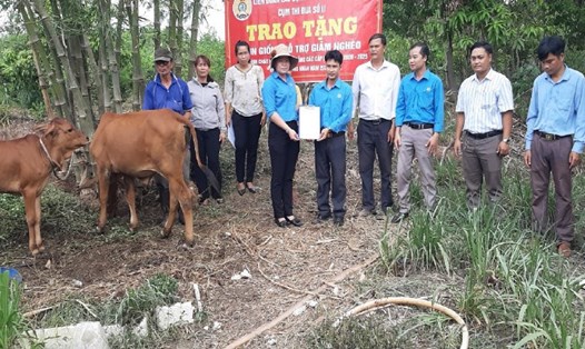 Bà Đinh Thị Mỹ Hạnh-Chủ tịch LĐLĐ huyện trao hỗ trợ con giống cho các hộ