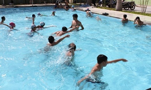 Việc dạy trẻ kỹ năng bơi lội sẽ là cách phòng tránh tai nạn đuối nước. Ảnh: LĐO