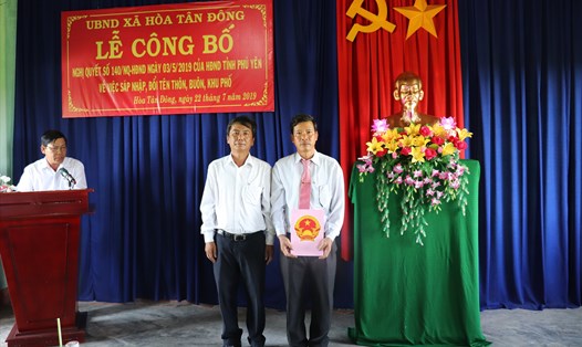 Ông Lê Tấn Thảo - Phó chủ tịch UBND huyện Đông Hòa (đứng giữa) khi còn đương chức. Ảnh: Minh Huyền