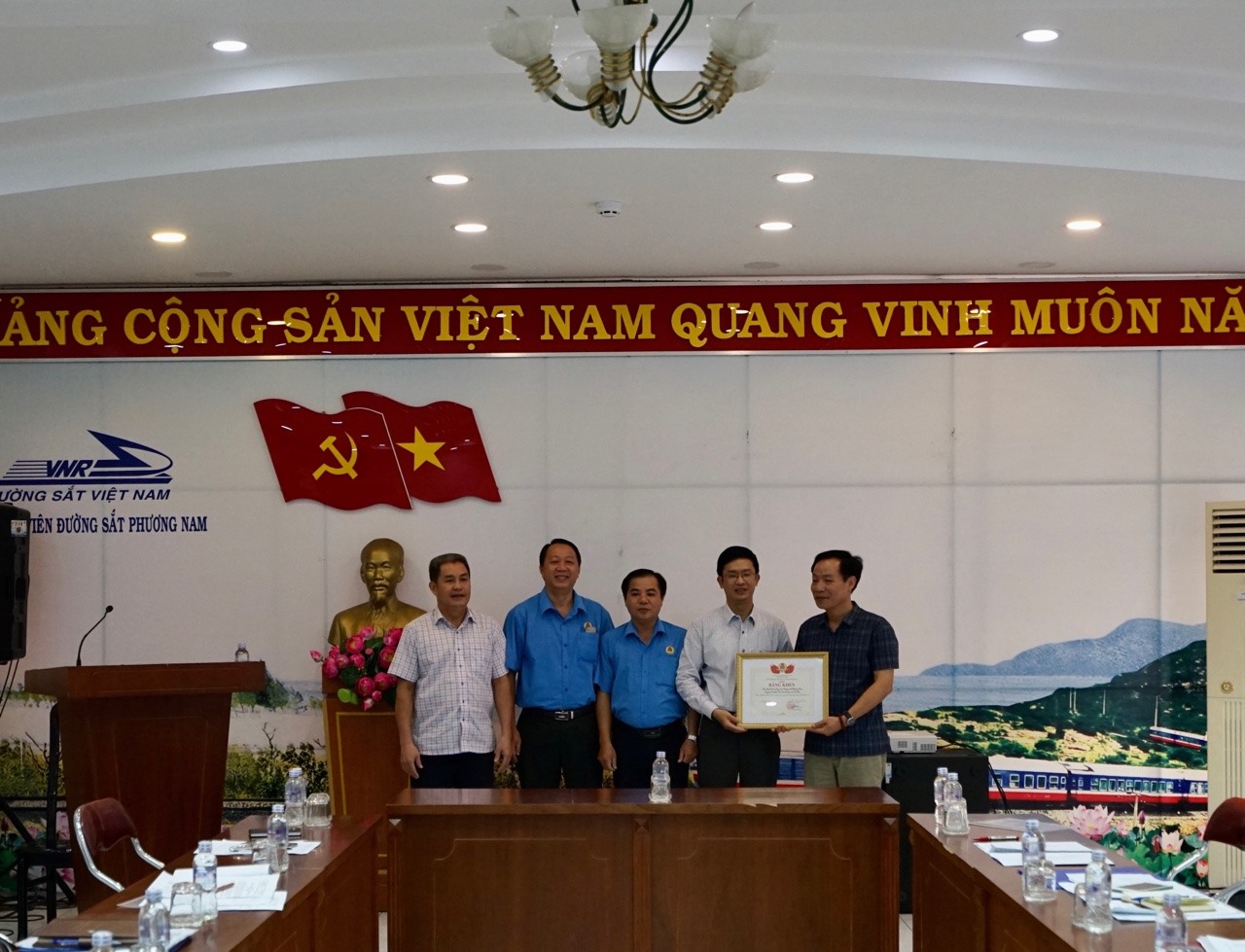 Đồng chí Mai Thành Phương trao Bằng khen của Công đoàn Đường sắt Việt Nam cho Đoàn Tiếp viên đường sắt Phương Nam. Ảnh: Đỗ Tuyên