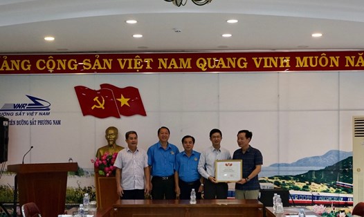 Đồng chí Mai Thành Phương trao Bằng khen của Công đoàn Đường sắt Việt Nam cho Đoàn Tiếp viên đường sắt Phương Nam. Ảnh: Đỗ Tuyên