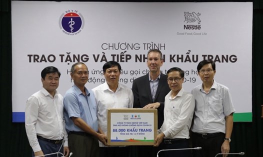 Đại diện lãnh đạo Bộ Y tế, Cục Y tế dự phòng, Sở Y tế Hà Nội và Sở Y tế tỉnh Hưng Yên tiếp nhận khẩu trang từ đại diện Nestlé Việt Nam