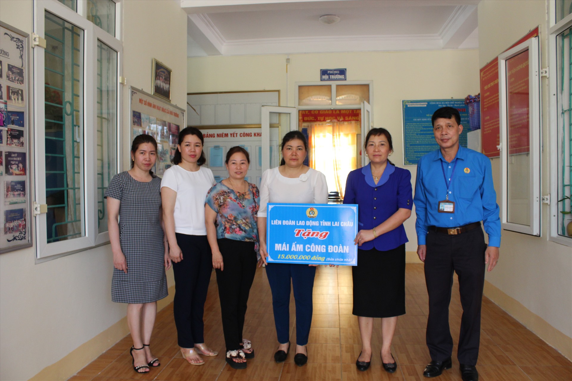 Đồng chí Nguyễn Thị Thiện trao hỗ trợ sửa nhà cho đồng chí Hoàng Thị Liễu – đoàn viên Công đoàn cơ sở Trường Mầm non Tân Phong (Thành phố Lai Châu). Ảnh: Như Quỳnh