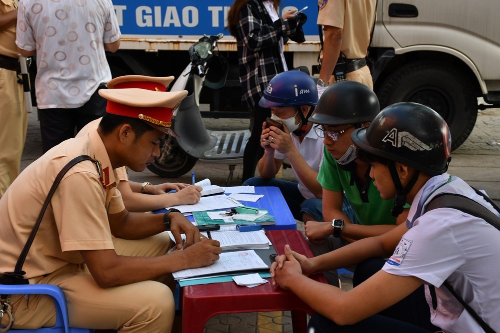 Cảnh sát giao thông kiểm tra phương tiện đường bộ. Ảnh Công an TP Hải Phòng
