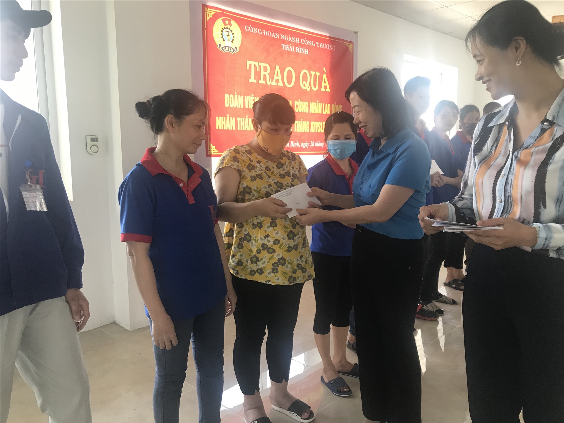 Đồng chí Hoàng Thị Hồng Hạnh trao quà cho đoàn viên thuộc công ty TNHH U-Li Việt Nam thuộc khu công nghiệp TBS Sông Trà. Ảnh: B.Mạnh