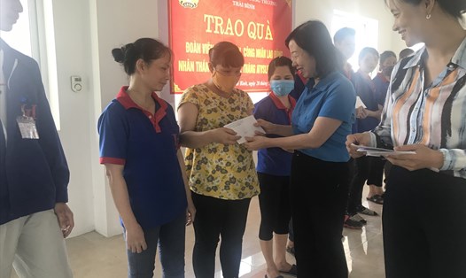 Đồng chí Hoàng Thị Hồng Hạnh trao quà cho đoàn viên thuộc công ty TNHH U-Li Việt Nam thuộc khu công nghiệp TBS Sông Trà. Ảnh: B.Mạnh