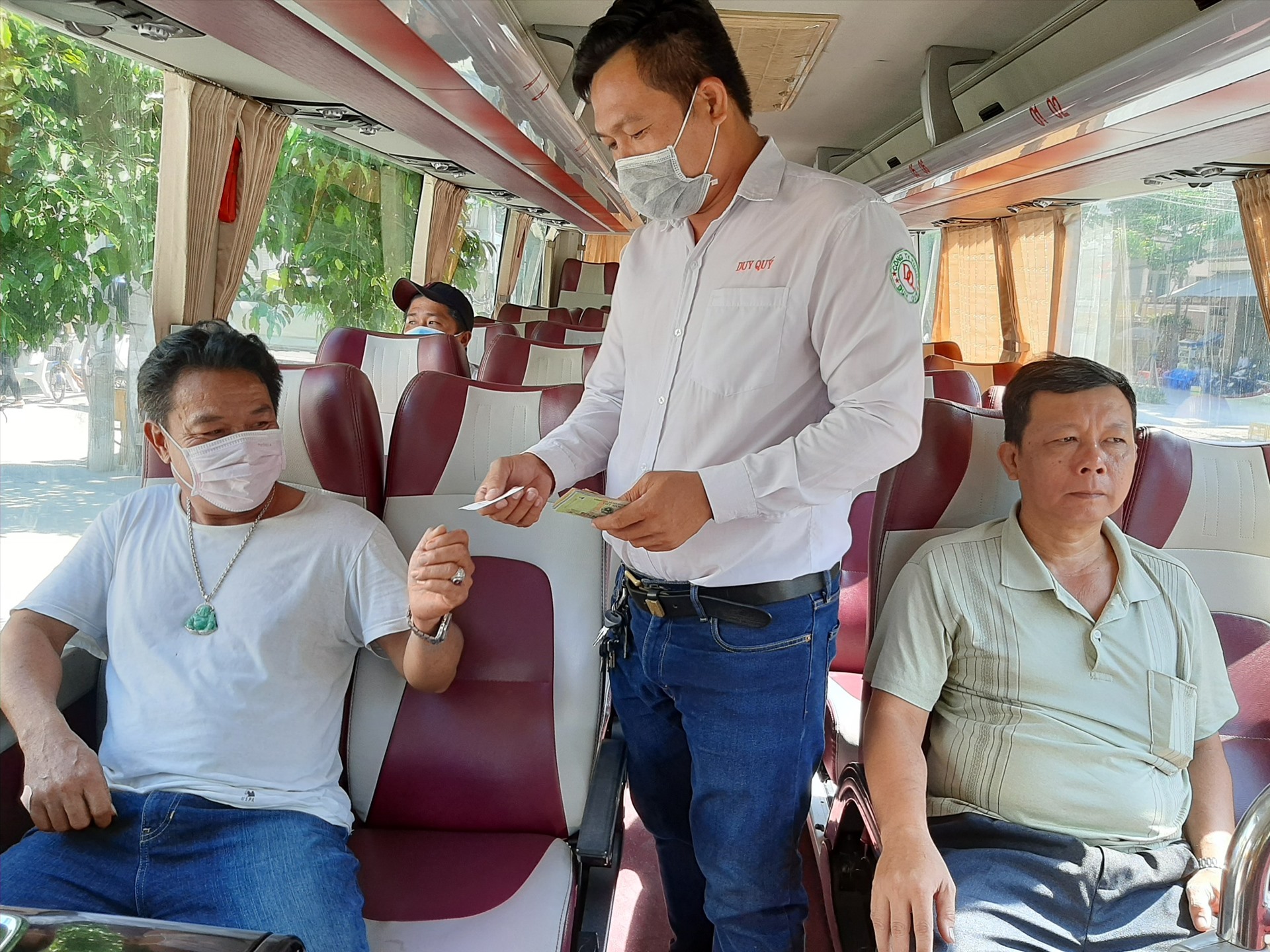 Đoàn viên Công đoàn đi xe khách Duy Quý xuất trình phiếu giảm giá. Ảnh: Thiên Lý