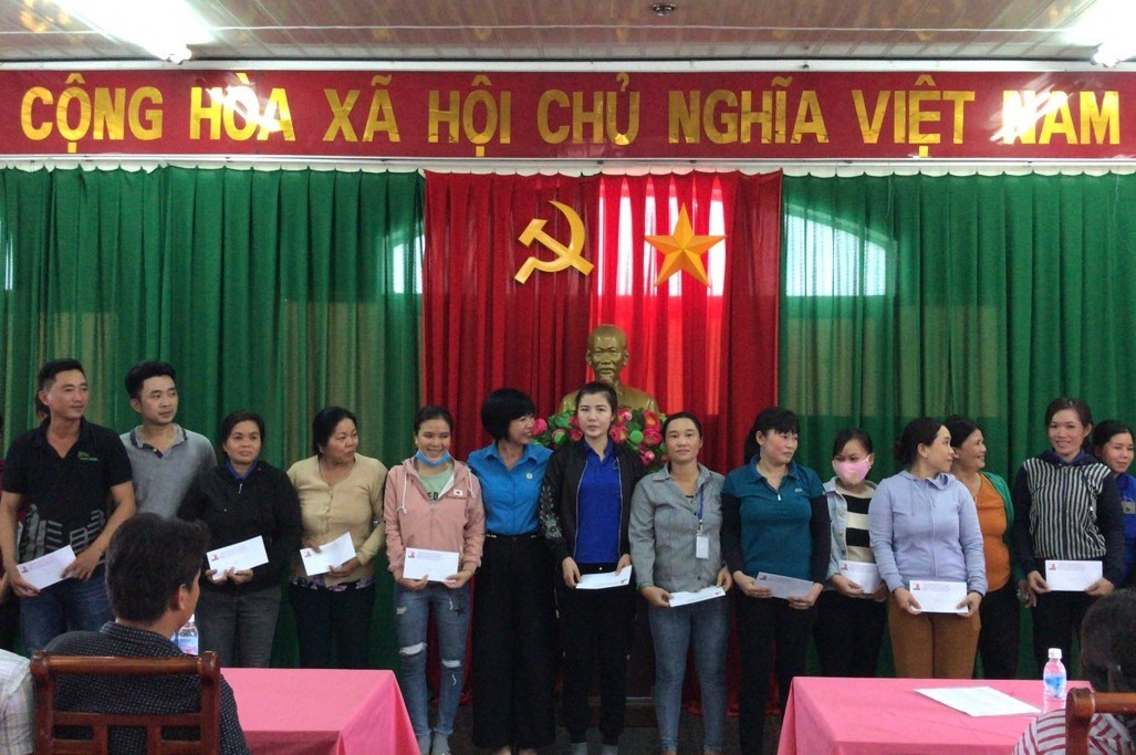 Đồng chí Nguyễn Thị Thủy Lệ, Chủ tịch Công đoàn Xây dựng Việt Nam trao quà tới công nhân lao động khó khăn. Ảnh: Bảo Hân