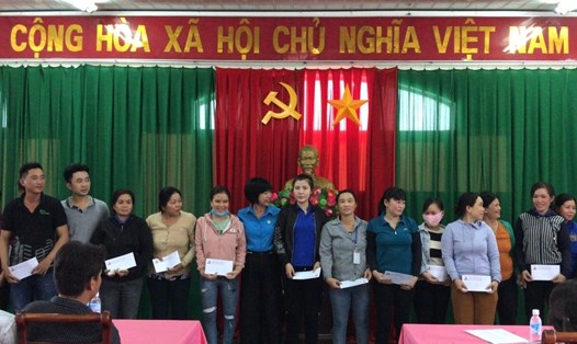 Đồng chí Nguyễn Thị Thủy Lệ, Chủ tịch Công đoàn Xây dựng Việt Nam trao quà tới công nhân lao động khó khăn. Ảnh: Bảo Hân