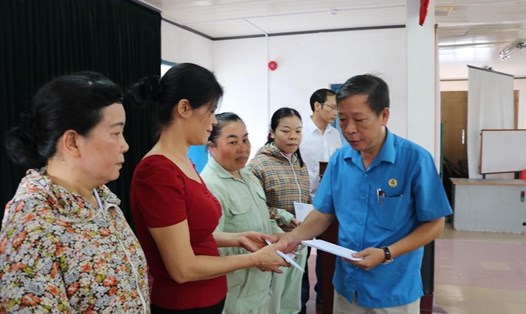 Ông Trần Quang Vinh - Phó Chủ tịch LĐLĐ Thừa Thiên Huế tặng quà cho đoàn viên, người lao động. Ảnh: M. Nguyên.