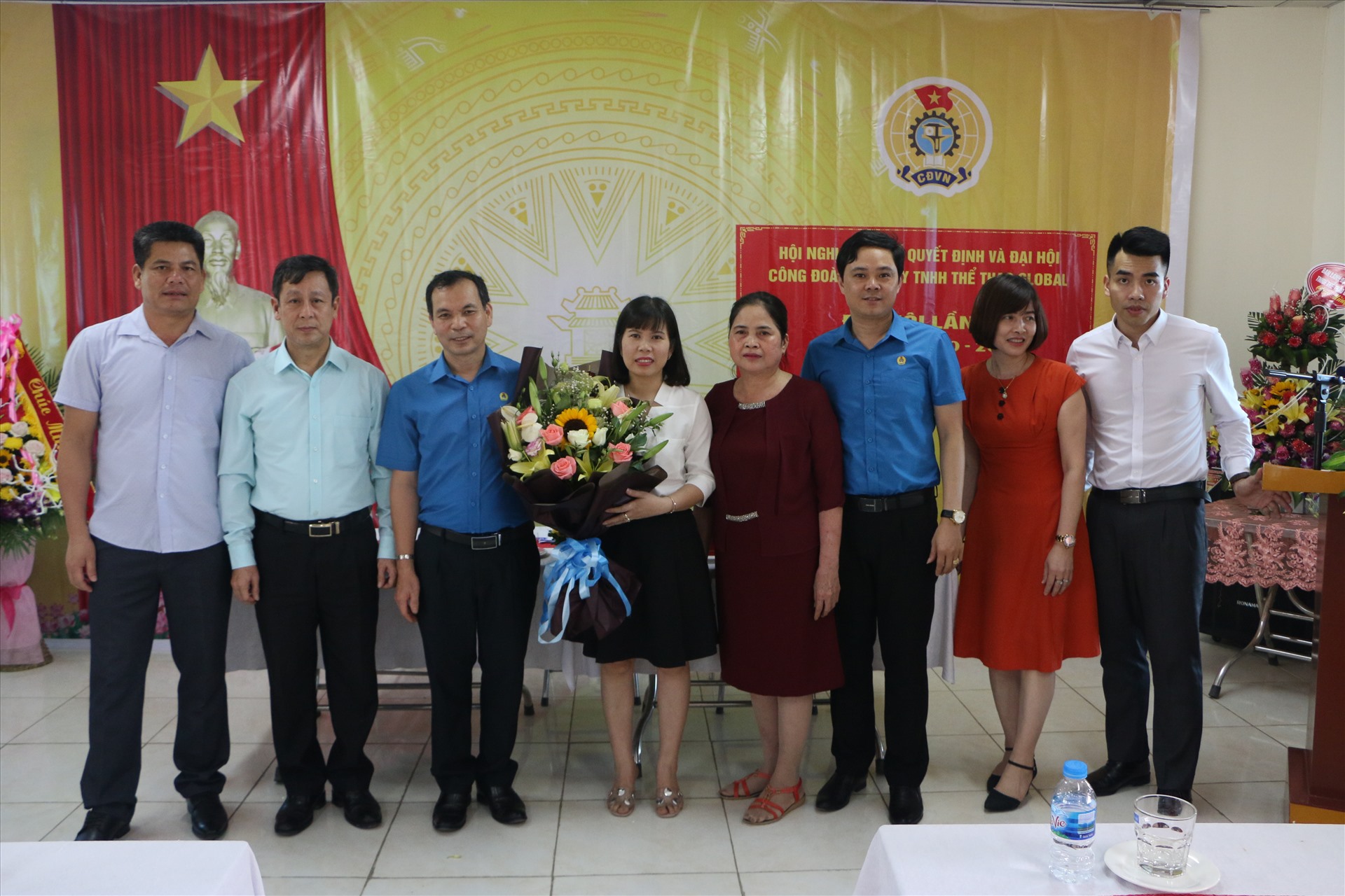 Đồng chí Nguyễn Mạnh Cương, Chủ tịch Liên đoàn Lao động tỉnh chúc mừng Ban chấp hành công đoàn cơ sở. Ảnh: Mạnh Cường.
