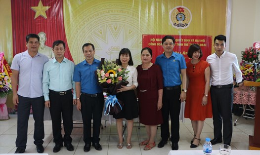 Đồng chí Nguyễn Mạnh Cương, Chủ tịch Liên đoàn Lao động tỉnh chúc mừng Ban chấp hành công đoàn cơ sở. Ảnh: Mạnh Cường.