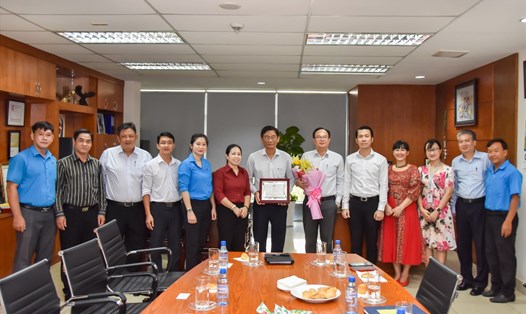 Lãnh đạo Quận Tân Bình trao biểu trưng và hoa chúc mừng cho đại diện Ban Giám đốc Công ty TNHH Kiểm toán và Tư vấn A&C. Ảnh Đức Long