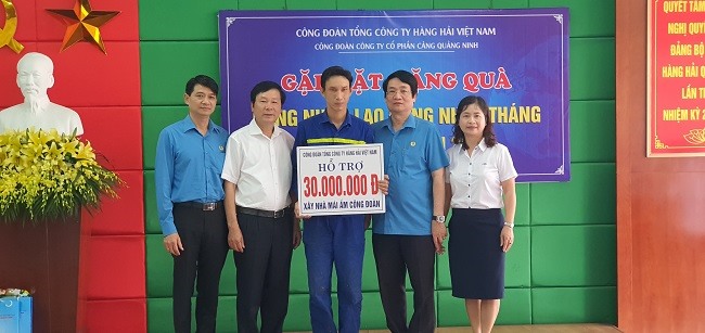 Lãnh đạo Công đoàn Tổng Công ty Hàng hải Việt Nam trao hỗ trợ Mái ấm Công đoàn tới đoàn viên khó khăn. Ảnh: Linh Chu