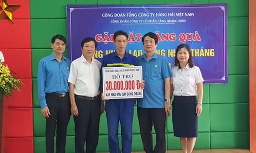 Lãnh đạo Công đoàn Tổng Công ty Hàng hải Việt Nam trao hỗ trợ Mái ấm Công đoàn tới đoàn viên khó khăn. Ảnh: Linh Chu