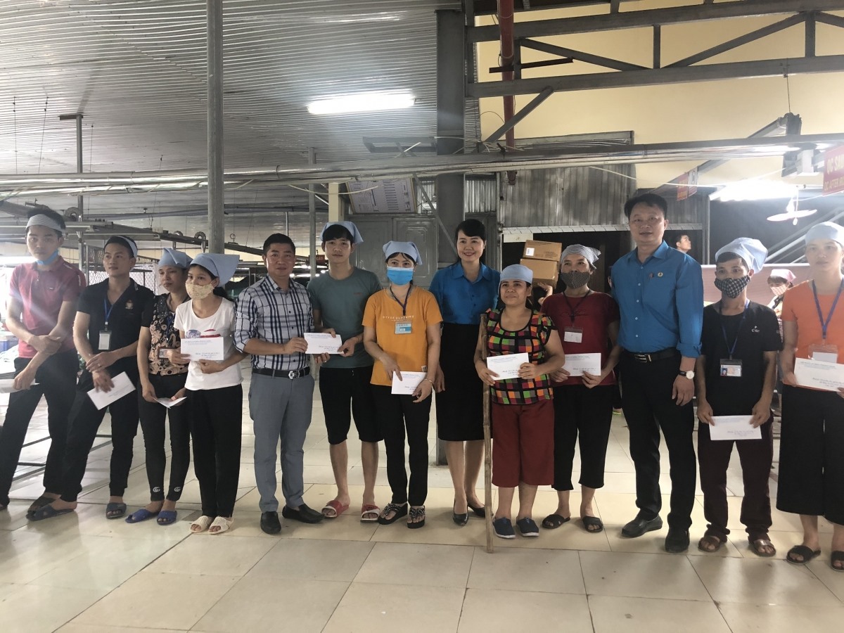 Lãnh đạo LĐLĐ tỉnh và LĐLĐ huyện Hiệp Hòa trao quà cho 10 công nhân lao động có hoàn cảnh đặc biệt khó khăn bị ảnh hưởng của dịch bệnh COVID-19, thuộc Công ty Cổ phần thời trang Hà Thanh. Ảnh: Nguyễn Thị Thơm.