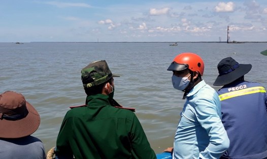Ngành chức năng hai tỉnh Bạc Liêu, Cà Mau khảo sát thực tế thi công Điện gió Tân Thuận tại cửa biển Gành Hào. Ảnh: Nhật Hồ