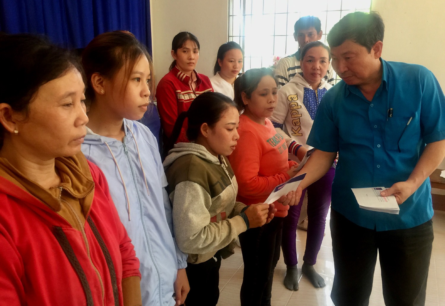Lãnh đạo LĐLĐ Phú Yên trao những suất quà động viên công nhân nghèo vượt khó sau dịch. Ảnh: Ngọc Hân
