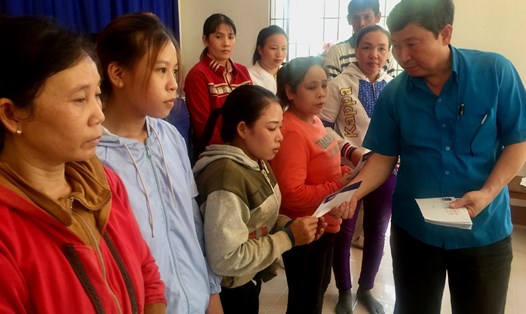 Lãnh đạo LĐLĐ Phú Yên trao những suất quà động viên công nhân nghèo vượt khó sau dịch. Ảnh: Ngọc Hân