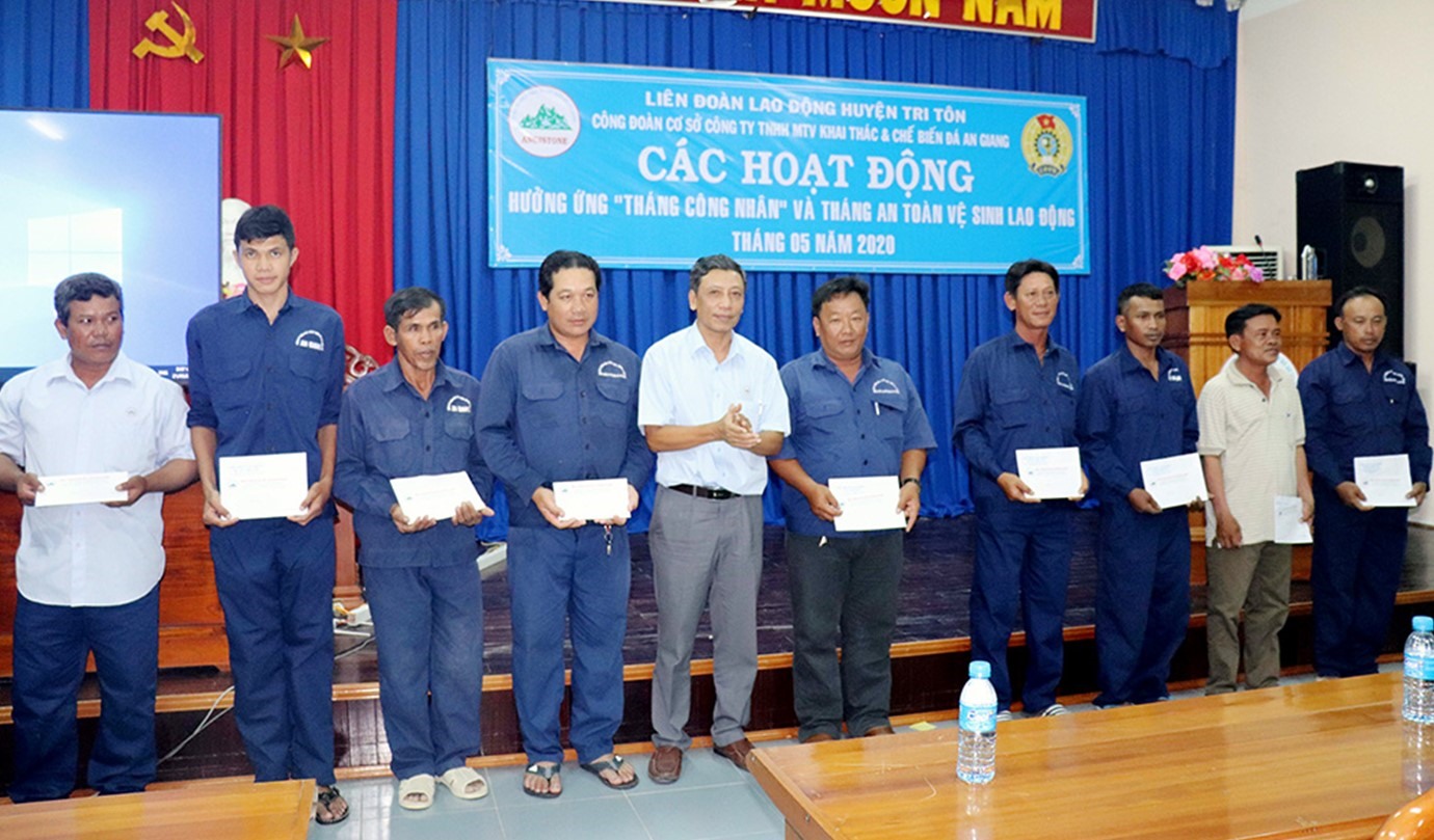 CĐCS Công ty TNHH MTV Khai thác và chế biến đá An Giang tặng quà cho đoàn viên, NLĐ khó khăn đang làm việc tại công ty. Ảnh: Tuyết Như