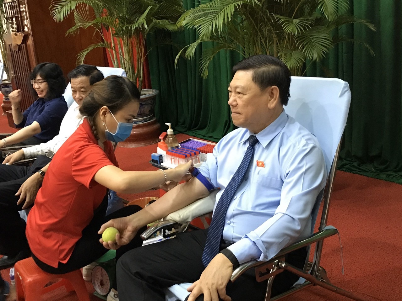 Ông Trần Văn Rón, Bí thư Tỉnh ủy Vĩnh Long hiến máu tình nguyện ngày 22.5. Ảnh: Thanh Thủy