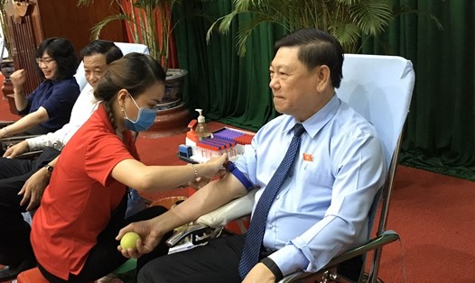 Ông Trần Văn Rón, Bí thư Tỉnh ủy Vĩnh Long hiến máu tình nguyện ngày 22.5. Ảnh: Thanh Thủy
